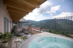 福尔加里亚Hotel Luna Bianca Folgaria的山景阳台上的游泳池