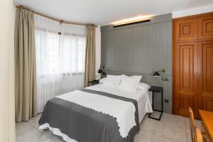 桑亨霍Hotel Panadeiramar的一间卧室设有一张大床和一个窗户。