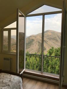 GarniGarni Bread House的卧室设有山景大窗户