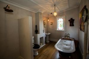 怀蒂昂格Coghill Cottage的浴室配有白色浴缸和水槽