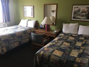 EdgeleyPrairie Rose inn的酒店客房配有两张床和一张书桌