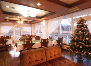 妙高赤仓宾至酒店的餐厅饭厅的圣诞树
