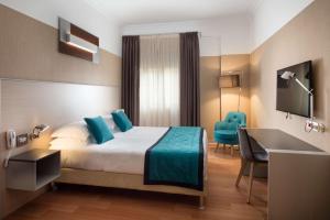 热那亚贝斯特韦斯特PLUS城市酒店的配有一张床和一张书桌的酒店客房