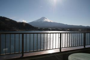富士河口湖富之湖酒店 的阳台享有雪覆盖的山脉美景。