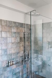 费斯卡尔德宏Emelisse Nature Resort的带淋浴的浴室和玻璃门