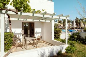 古瓦伊Sol Marina Beach Crete的池畔露台配有桌椅