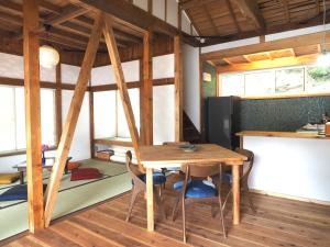 下田Oku Cottage - walk to Ohama Beach - Max 4 ppl的一间用餐室,在房间内配有桌椅