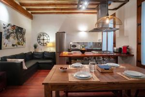 巴塞罗那费兰住宿公寓酒店的客厅配有桌子和沙发