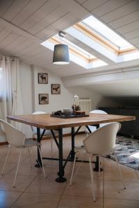 GiustinoMansarda sotto le stelle的用餐室配有大型木桌和椅子