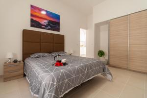 阿雷西费Apartamentos Bello Lanzarote的一间卧室配有一张床,上面放着一个食物托盘