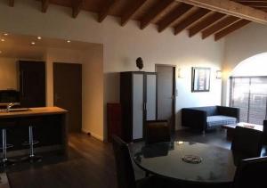 拉康提内勒CotiLoft - Appartement Terrasse climatisé au cœur de La Cotinière的客厅配有桌子和沙发