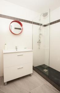 金塔尼利亚德奥内西莫La Casita de la Planta的白色的浴室设有水槽和镜子