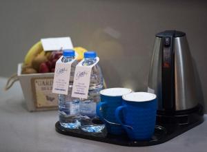 贝鲁特宝石酒店的咖啡壶,配有2杯和瓶装水