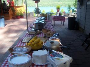 库珀斯敦Cobblescote on the Lake的一张野餐桌,上面有红色和白色的桌布,上面有食物