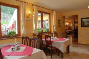 斯克拉斯卡波伦巴钻石酒店的餐厅设有两张红色和白色桌布桌