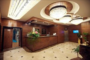 布良斯克Grand Hotel Bezhitsa的酒店大堂设有前台和吊灯