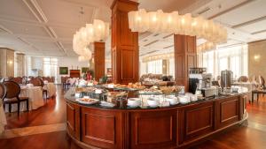 科布列季科布莱蒂格鲁吉亚宫殿度假酒店及Spa的餐厅的自助餐,包括餐桌上的食品