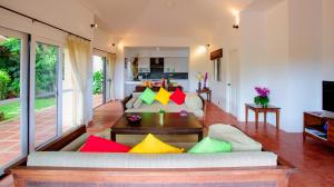 曾蒙海滩Villa Yao Yai的客厅配有带色彩缤纷枕头的沙发
