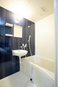 直岛町Wright Style的浴室配有盥洗盆和浴缸。
