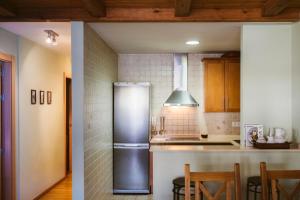 莱斯Apartamento Garona的厨房配有不锈钢冰箱