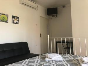 苏科尚Apartment Vlado的卧室配有一张床,墙上配有电视。