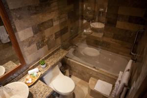 基多Ilalo Garden Hotel & Restaurant的浴室配有卫生间、盥洗盆和浴缸。