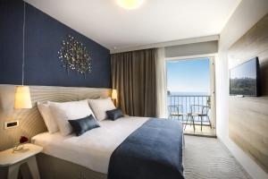 布尔纳阿米尼斯鲁姆酒店的酒店客房设有一张床和一个阳台。