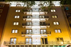 里斯本LX51 Studios & Suites by APT IIN的带阳台的高黄色建筑