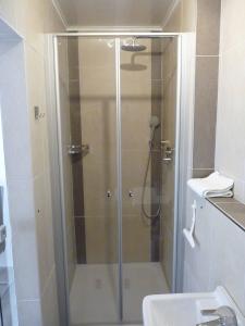 埃迪格尔-埃莱尔Ferienwohnung Moselblick的浴室里设有玻璃门淋浴