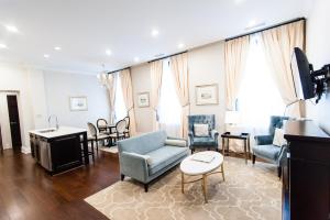 夏洛特顿悉尼精品宾馆及套房的客厅配有蓝色的沙发和椅子