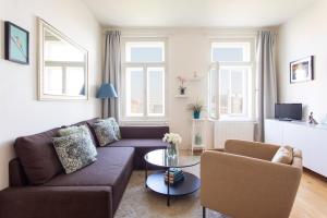 布拉格维诺拉德公寓的客厅配有沙发和桌子
