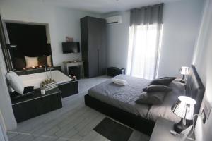 那不勒斯ESPOSITO PLAZA- ROOMS & SUITE的一间卧室设有一张大床和一个浴缸