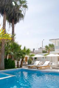 万查科Caballito de Totora的一个带躺椅的游泳池,棕榈树