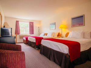 坎卢普斯乡村景汽车旅馆的酒店客房设有两张床和电视。