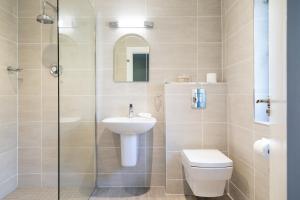 基拉尼凯思林乡间别墅酒店的一间带水槽、卫生间和淋浴的浴室