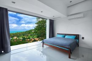 班邦宝villa Siam View Samui的一间卧室设有一张床和一个大窗户