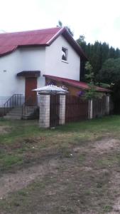 维尔纽斯Ginto nakvynės namai的白色的房子,有门和栅栏