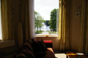 德鲁斯基宁凯塞纳西斯帕斯塔斯旅馆的客房设有带沙发的窗户,享有美景。