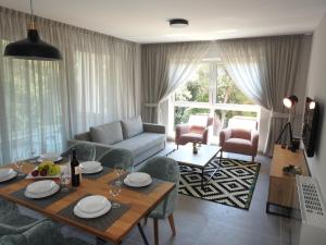 Luxury Apartments Magali 3的休息区