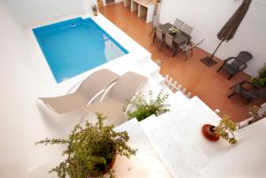 ChellaCasa La Posada de Chella的一座带桌椅的别墅内的游泳池