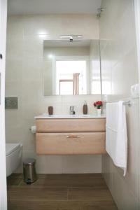 内尔哈Apartamentos Balcón de Nerja - Adults Only的一间带水槽和镜子的浴室