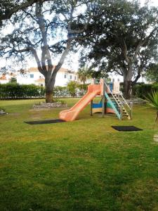 塞图巴尔塞图巴尔宜必思酒店的公园里一个带橙色滑梯的游乐场