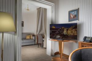 布拉格布德维兹酒店的客厅配有沙发和桌子
