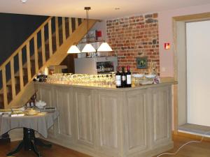 Herne常春藤住宿加早餐旅馆的一间酒吧,提供葡萄酒和楼梯