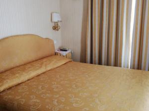 卡诺娃酒店客房内的一张或多张床位