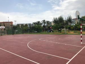 Saval Los Juncos内部或周边的网球和/或壁球设施
