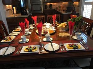 滨湖尼亚加拉灰石床和早餐酒店的一张木桌,上面放着食物盘