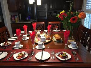 滨湖尼亚加拉灰石床和早餐酒店的一张木桌,上面放着食物盘