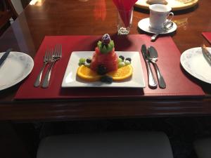 滨湖尼亚加拉灰石床和早餐酒店的桌子上带水果的盘子