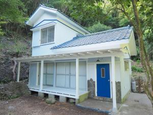 下田Oku Cottage - walk to Ohama Beach - Max 4 ppl的蓝色和白色的小房子,设有蓝色的门